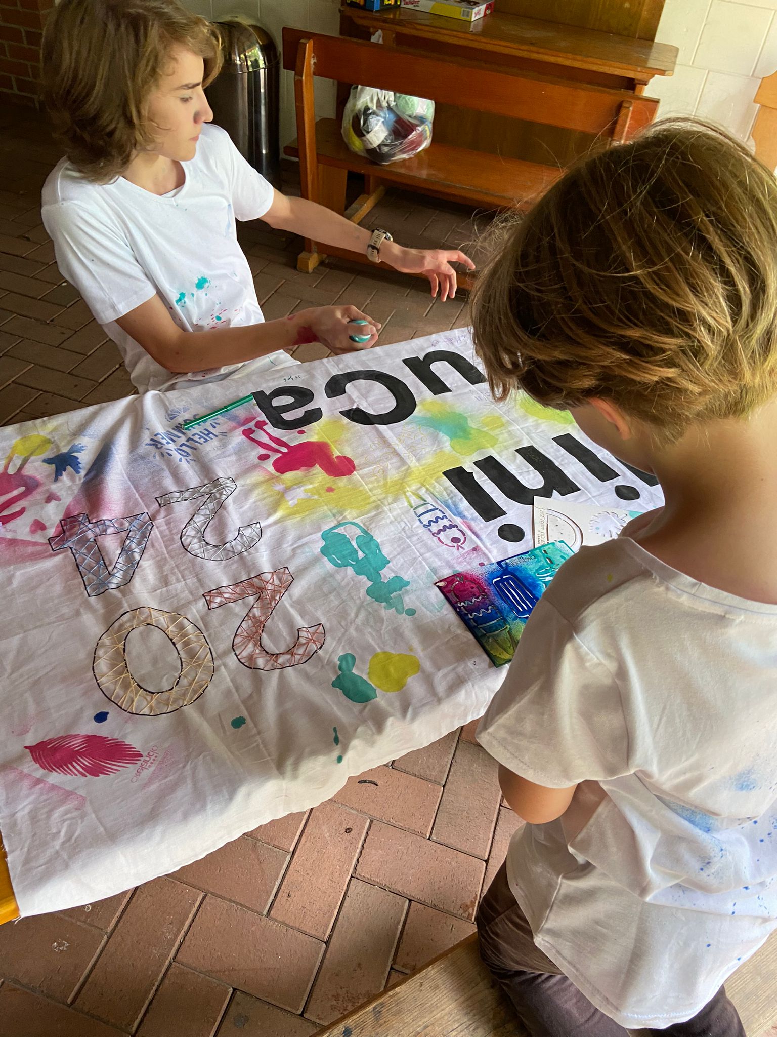 Kinder bemalen eine Leinwand in einem Camp von der Waldbühne