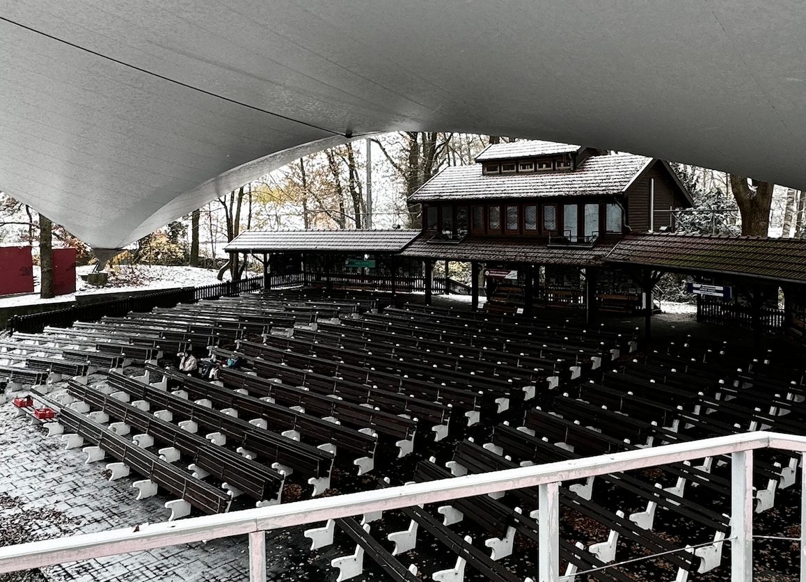 Theater, Gesang und Tanz unter Schneeflocken an der Musicalbühne